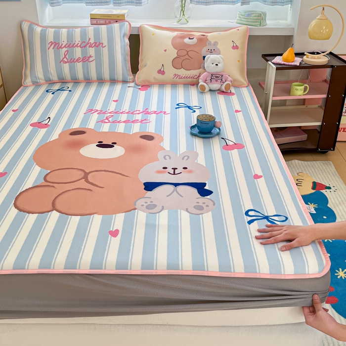 91家纺网 家纺一手货源 找家纺 金爱家  2025新款正版授权miiiiichan可爱卡通大版数码印花A类1200D冰感丝凉感席冰丝三件套平铺床笠系列 樱桃小熊