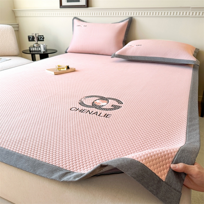 91家纺网 家纺一手货源 找家纺 启程家纺 2025春夏新款冰豆豆凉席刺绣款复合三明治三件套 小香风-粉