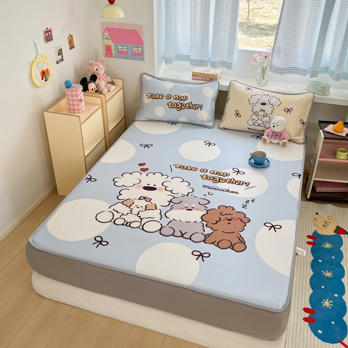 91家纺网 家纺一手货源 找家纺 金爱家  2025新款正版授权miiiiichan可爱卡通大版数码印花A类1200D冰感丝凉感席冰丝三件套平铺床笠系列 点点泡芙狗