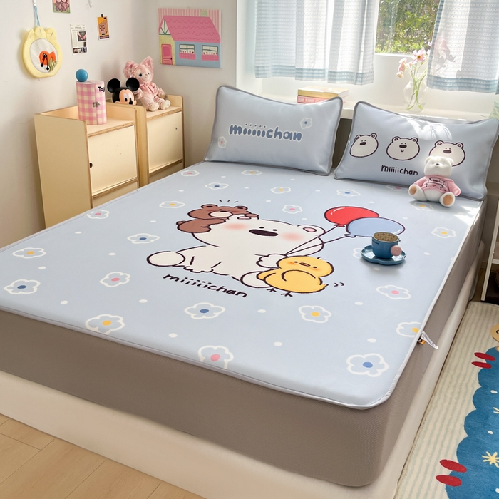 91家纺网 家纺一手货源 找家纺 金爱家  2025新款正版授权miiiiichan可爱卡通大版数码印花A类1200D冰感丝凉感席冰丝三件套平铺床笠系列 熊仔派对