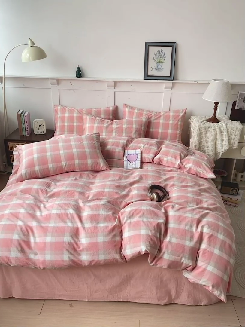 91家纺网 家纺一手货源 找家纺 大柏树 2025新款全棉水洗棉套件-床单四件套 洛伊粉咖小格