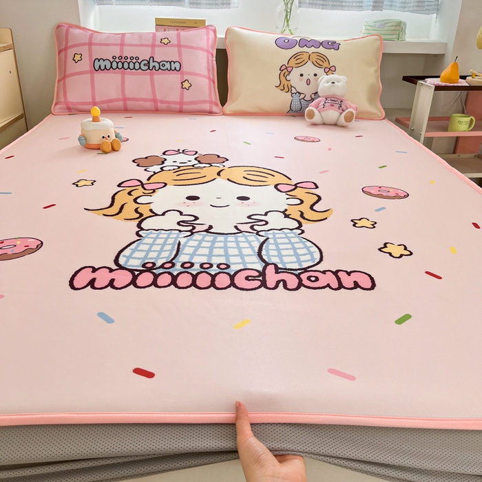 91家纺网 家纺一手货源 找家纺 金爱家  2025新款正版授权miiiiichan可爱卡通大版数码印花A类1200D冰感丝凉感席冰丝三件套平铺床笠系列 甜甜圈女孩