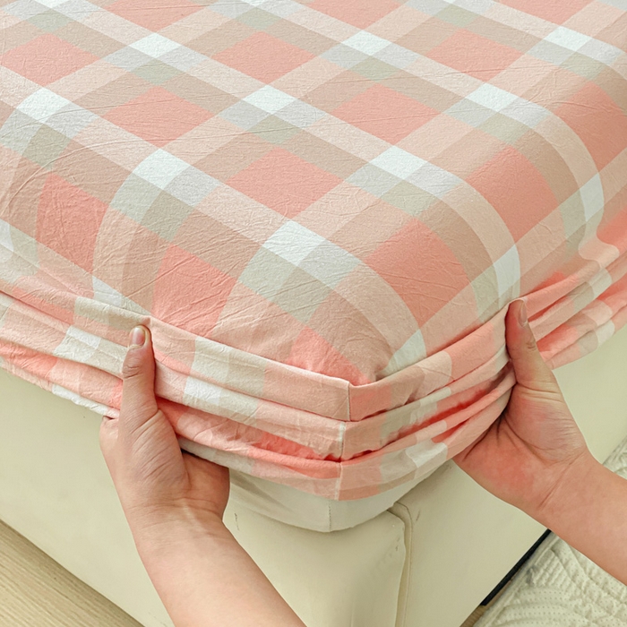 91家纺网 家纺一手货源 找家纺 2025新款全棉水洗棉套件-单床笠 洛伊粉咖小格