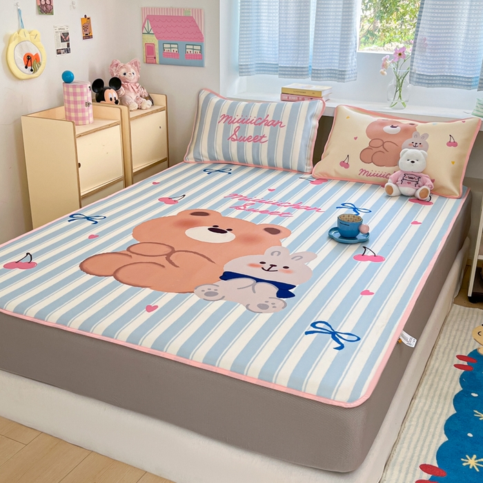 91家纺网 家纺一手货源 找家纺 金爱家  2025新款正版授权miiiiichan可爱卡通大版数码印花A类1200D冰感丝凉感席冰丝三件套平铺床笠系列 樱桃小熊