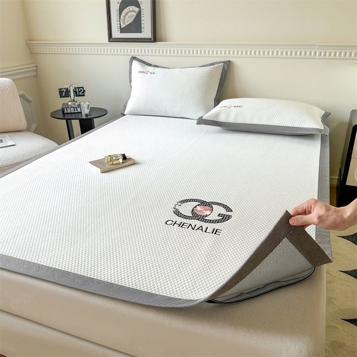 91家纺网 家纺一手货源 找家纺 启程家纺 2025春夏新款冰豆豆凉席刺绣款复合三明治三件套 小香风-白