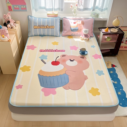 91家纺网 家纺一手货源 找家纺 金爱家  2025新款正版授权miiiiichan可爱卡通大版数码印花A类1200D冰感丝凉感席冰丝三件套平铺床笠系列 奶油小熊