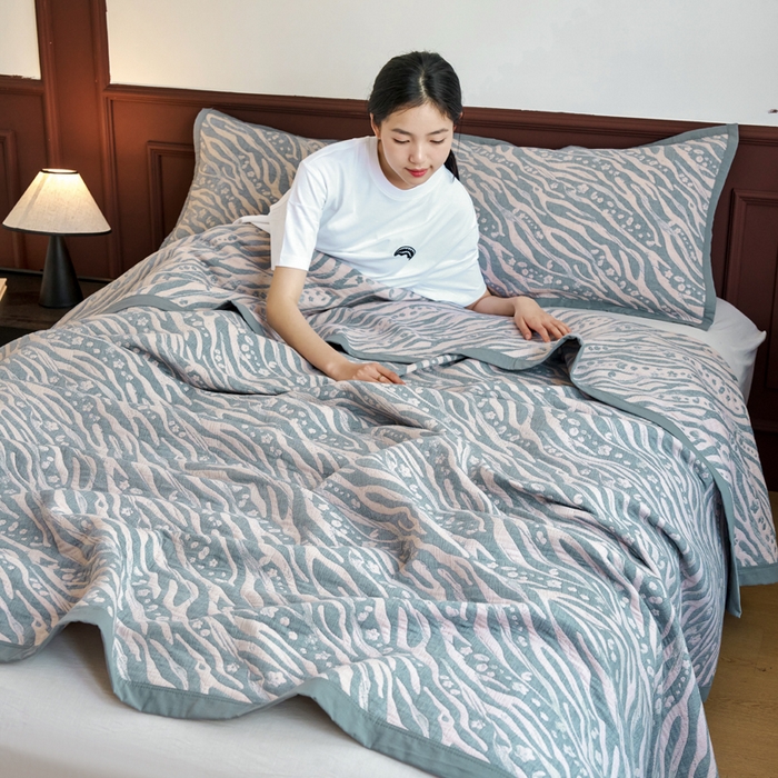 91家纺网 家纺一手货源 找家纺 棠薇家纺  2025新款北欧风盖毯毛巾被 木影驼兰