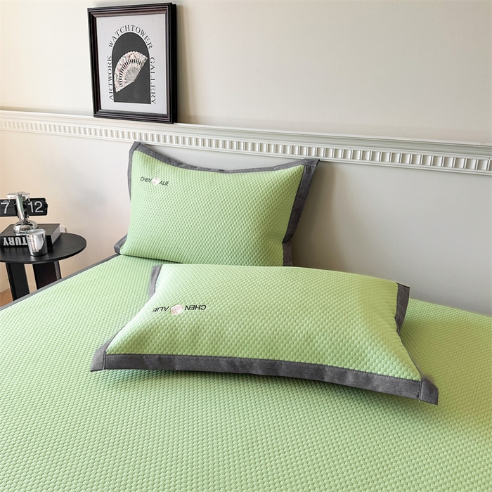 91家纺网 家纺一手货源 找家纺 启程家纺 2025春夏新款冰豆豆凉席刺绣款复合三明治三件套 小香风-绿