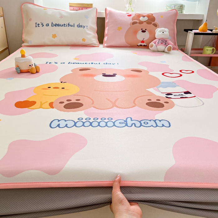 91家纺网 家纺一手货源 找家纺 金爱家  2025新款正版授权miiiiichan可爱卡通大版数码印花A类1200D冰感丝凉感席冰丝三件套平铺床笠系列 牛奶小熊