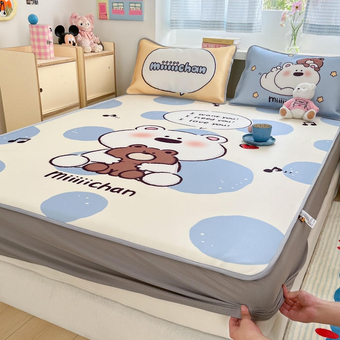 91家纺网 家纺一手货源 找家纺 金爱家  2025新款正版授权miiiiichan可爱卡通大版数码印花A类1200D冰感丝凉感席冰丝三件套平铺床笠系列 蓝色波点熊