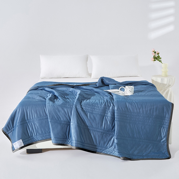 91家纺网 家纺一手货源 找家纺 丝薇雅 2025新款凉感丝夏被冰淇淋夏凉被 黑边-条纹湖蓝