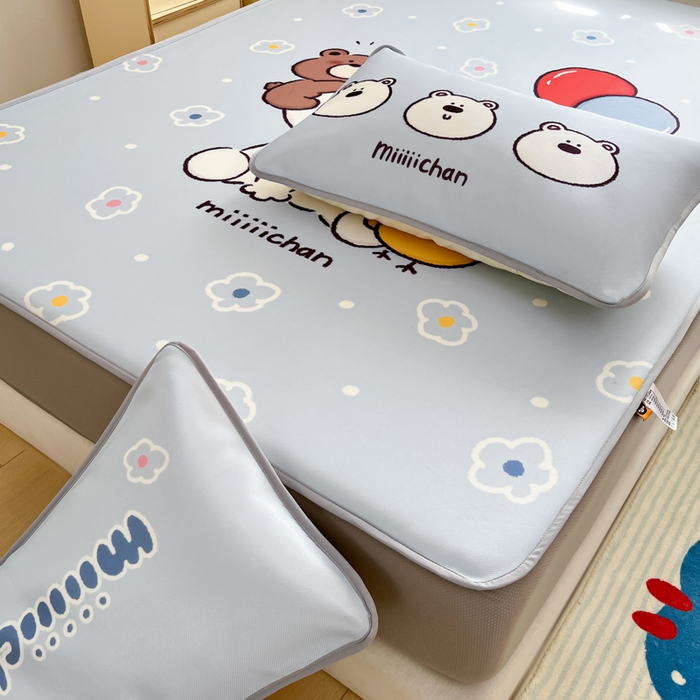 91家纺网 家纺一手货源 找家纺 金爱家  2025新款正版授权miiiiichan可爱卡通大版数码印花A类1200D冰感丝凉感席冰丝三件套平铺床笠系列 熊仔派对