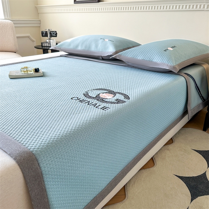 91家纺网 家纺一手货源 找家纺 启程家纺 2025春夏新款冰豆豆凉席刺绣款复合三明治三件套 小香风-蓝