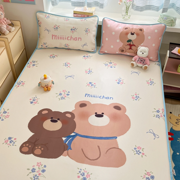 91家纺网 家纺一手货源 找家纺 金爱家  2025新款正版授权miiiiichan可爱卡通大版数码印花A类1200D冰感丝凉感席冰丝三件套平铺床笠系列 花束熊