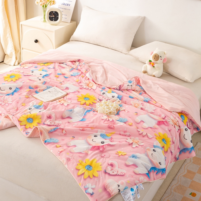 91家纺网 家纺一手货源 找家纺  居易简 2025新款5D夏被空调被A类云母仿锦氨凉感丝夏凉被 粉色独角兽