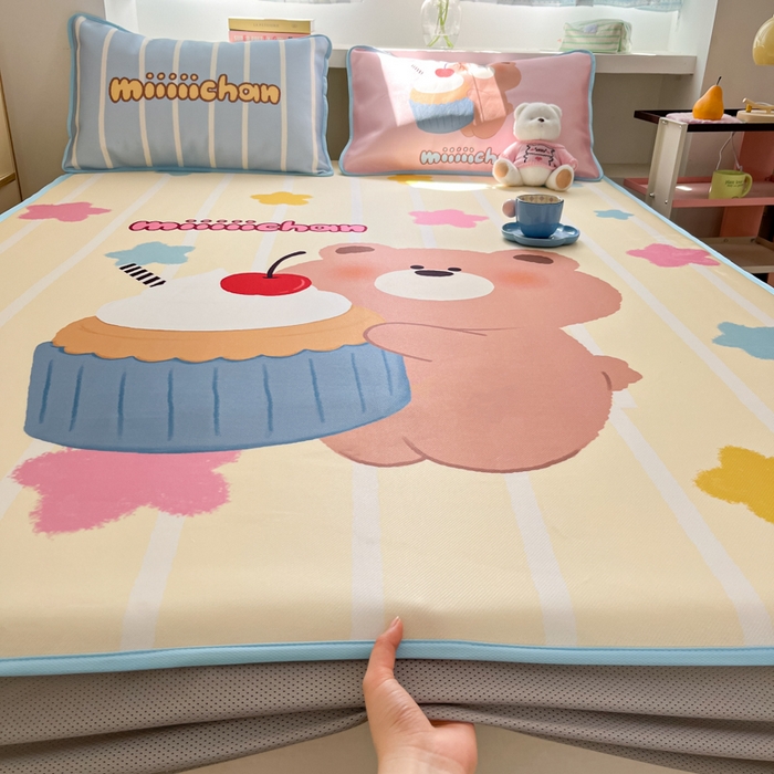 91家纺网 家纺一手货源 找家纺 金爱家  2025新款正版授权miiiiichan可爱卡通大版数码印花A类1200D冰感丝凉感席冰丝三件套平铺床笠系列 奶油小熊
