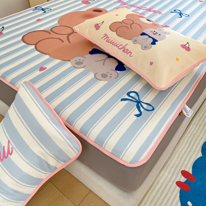 91家纺网 家纺一手货源 找家纺 金爱家  2025新款正版授权miiiiichan可爱卡通大版数码印花A类1200D冰感丝凉感席冰丝三件套平铺床笠系列 樱桃小熊