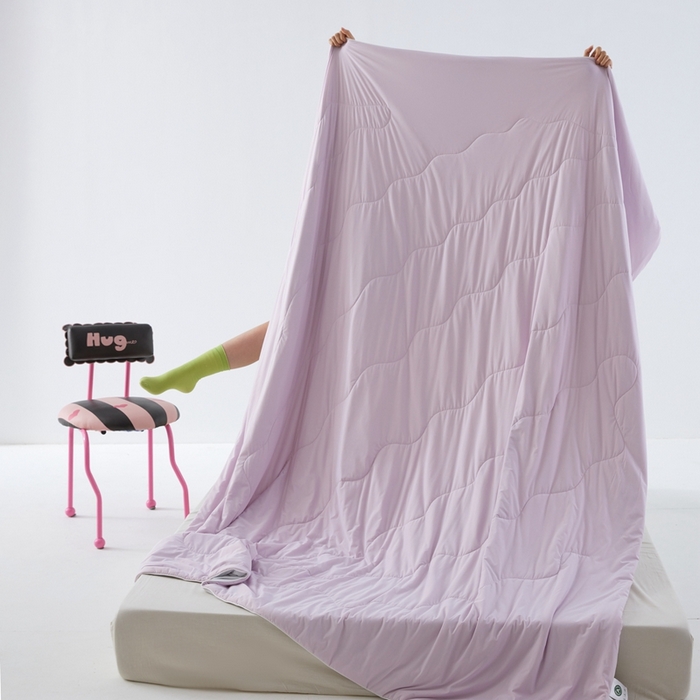 91家纺网 家纺一手货源 找家纺 2025春夏新款A类母婴级西瓜啵啵凉感被锦氨夏凉被空调被 梦幻紫+轻奢灰