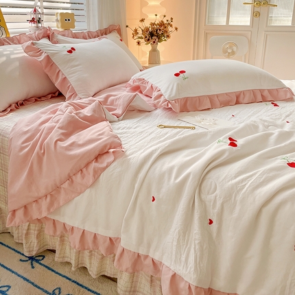 91家纺网 家纺一手货源 找家纺 2025新款绣花双层纱针织棉夏被床盖四件套全棉夏被四件套 樱桃粉格