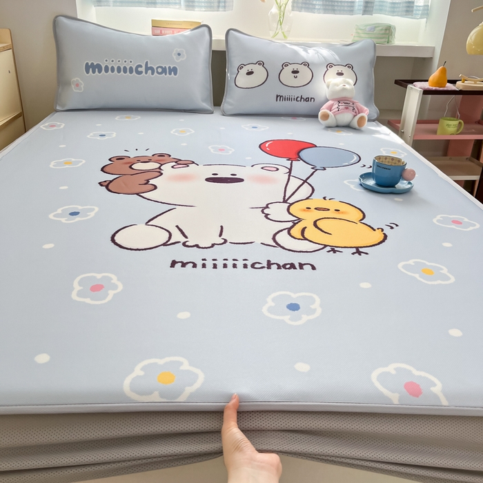 91家纺网 家纺一手货源 找家纺 金爱家  2025新款正版授权miiiiichan可爱卡通大版数码印花A类1200D冰感丝凉感席冰丝三件套平铺床笠系列 熊仔派对