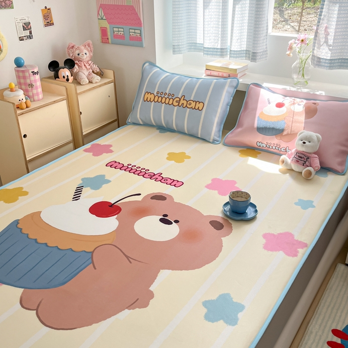 91家纺网 家纺一手货源 找家纺 金爱家  2025新款正版授权miiiiichan可爱卡通大版数码印花A类1200D冰感丝凉感席冰丝三件套平铺床笠系列 奶油小熊