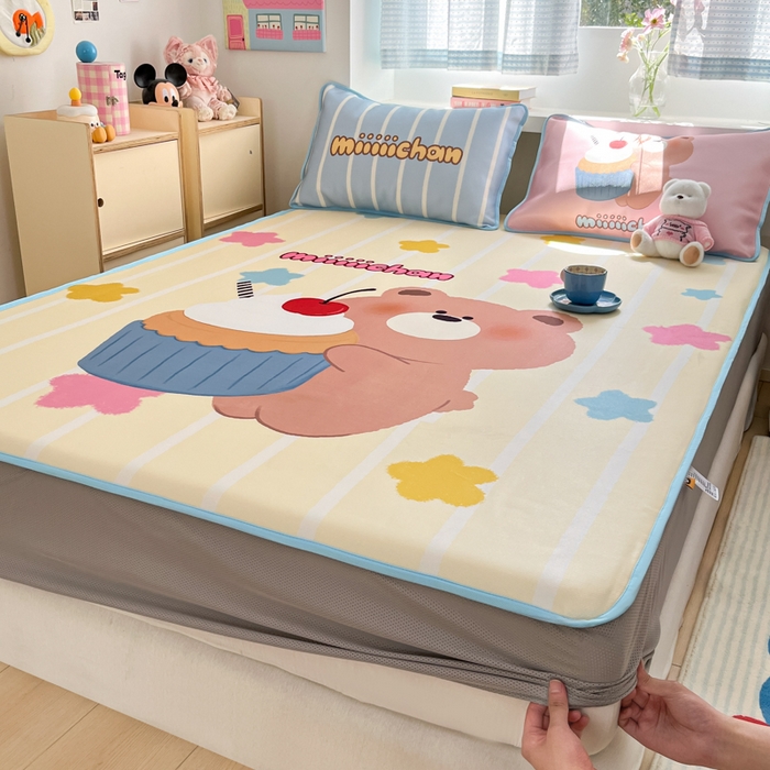 91家纺网 家纺一手货源 找家纺 金爱家  2025新款正版授权miiiiichan可爱卡通大版数码印花A类1200D冰感丝凉感席冰丝三件套平铺床笠系列 奶油小熊