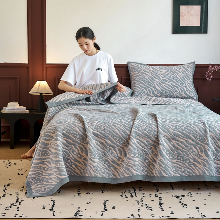 91家纺网 家纺一手货源 找家纺 棠薇家纺  2025新款北欧风盖毯毛巾被 木影驼兰