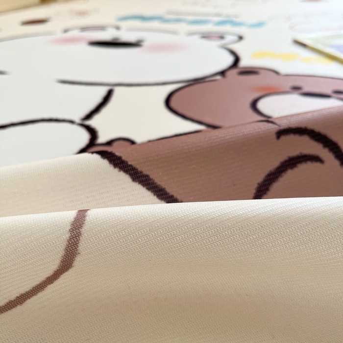 91家纺网 家纺一手货源 找家纺 金爱家  2025新款正版授权miiiiichan可爱卡通大版数码印花A类1200D冰感丝凉感席冰丝三件套平铺床笠系列 曲奇贪吃熊