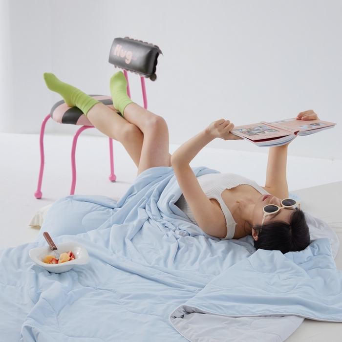 91家纺网 家纺一手货源 找家纺 2025春夏新款A类母婴级西瓜啵啵凉感被锦氨夏凉被空调被 天空蓝+轻奢灰