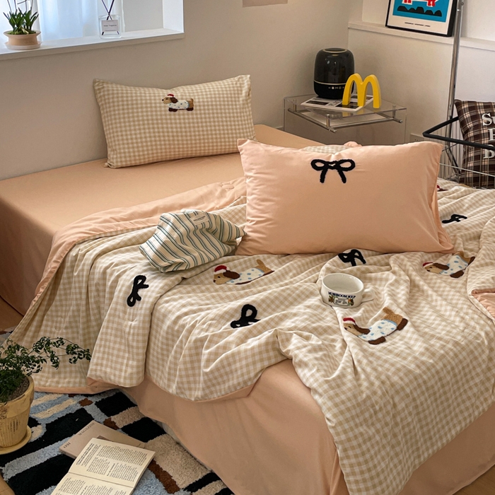 91家纺网 家纺一手货源 找家纺 红嘴企鹅 2025新款卡通毛巾绣空调被夏被四件套 夏被-咖格狗狗