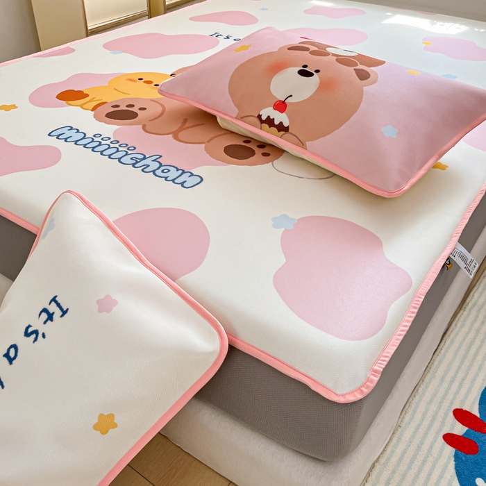 91家纺网 家纺一手货源 找家纺 金爱家  2025新款正版授权miiiiichan可爱卡通大版数码印花A类1200D冰感丝凉感席冰丝三件套平铺床笠系列 牛奶小熊