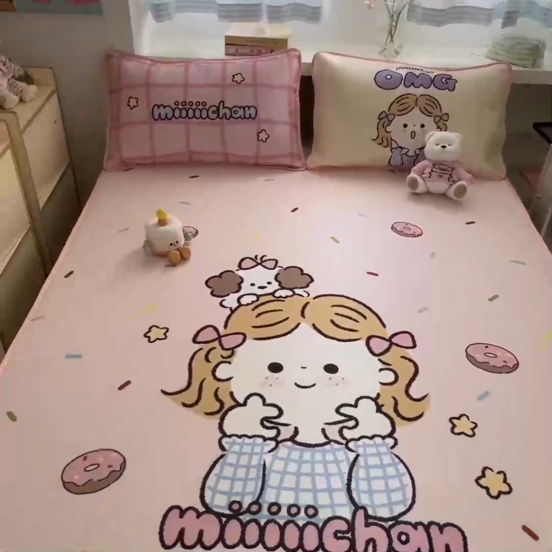 91家纺网 家纺一手货源 找家纺 金爱家  2025新款正版授权miiiiichan可爱卡通大版数码印花A类1200D冰感丝凉感席冰丝三件套平铺床笠系列 甜甜圈女孩
