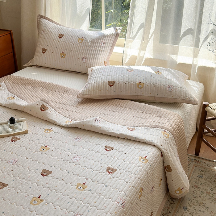 91家纺网 家纺一手货源 找家纺 美优兰 2025春夏新款双面天丝高温砂洗床盖 小熊礼物