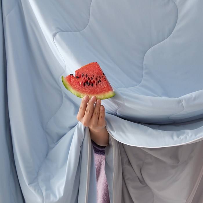 91家纺网 家纺一手货源 找家纺 2025春夏新款A类母婴级西瓜啵啵凉感被锦氨夏凉被空调被 天空蓝+轻奢灰