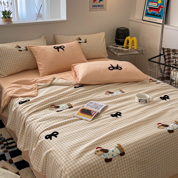 91家纺网 家纺一手货源 找家纺 红嘴企鹅 2025新款卡通毛巾绣空调被夏被四件套 夏被-咖格狗狗