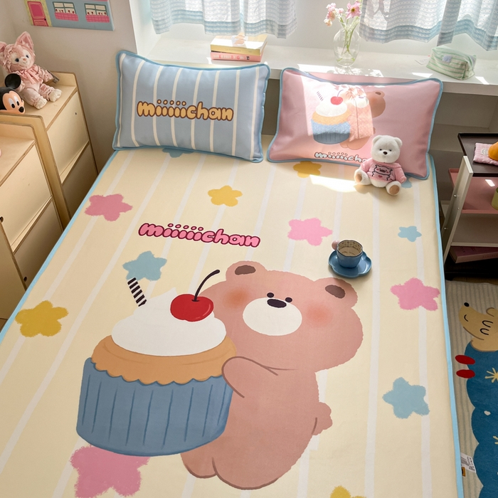 91家纺网 家纺一手货源 找家纺 金爱家  2025新款正版授权miiiiichan可爱卡通大版数码印花A类1200D冰感丝凉感席冰丝三件套平铺床笠系列 奶油小熊