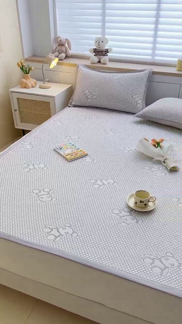 91家纺网 家纺一手货源 找家纺 999家纺   2025新款凉感提花冰豆豆凉席三件套 冰块熊-灰（凉席款）