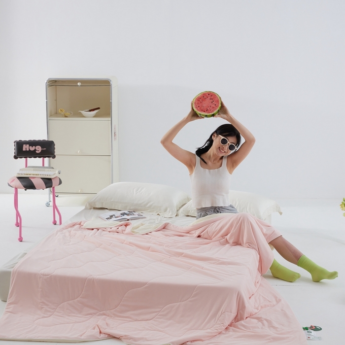 91家纺网 家纺一手货源 找家纺 2025春夏新款A类母婴级西瓜啵啵凉感被锦氨夏凉被空调被 蜜桃粉+淡雅黄