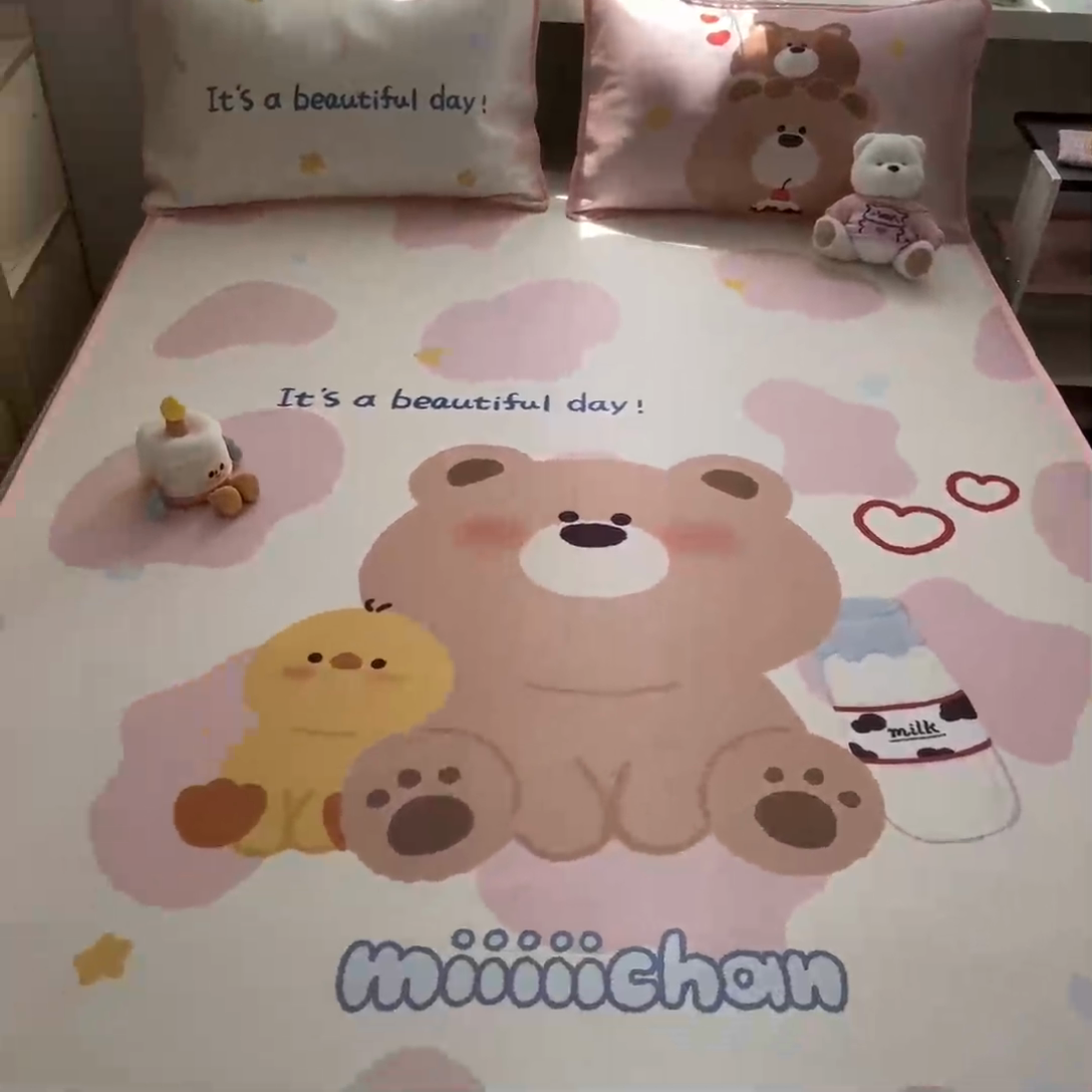91家纺网 家纺一手货源 找家纺 金爱家  2025新款正版授权miiiiichan可爱卡通大版数码印花A类1200D冰感丝凉感席冰丝三件套平铺床笠系列 牛奶小熊