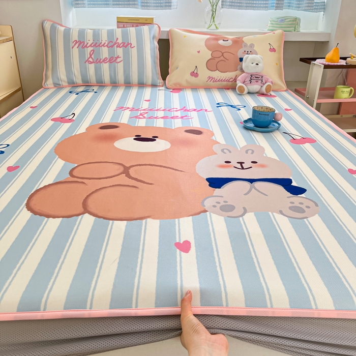 91家纺网 家纺一手货源 找家纺 金爱家  2025新款正版授权miiiiichan可爱卡通大版数码印花A类1200D冰感丝凉感席冰丝三件套平铺床笠系列 樱桃小熊