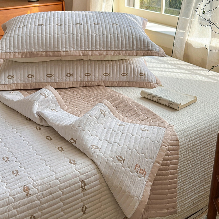 91家纺网 家纺一手货源 找家纺 美优兰 2025春夏新款双面天丝高温砂洗床盖 年年有余