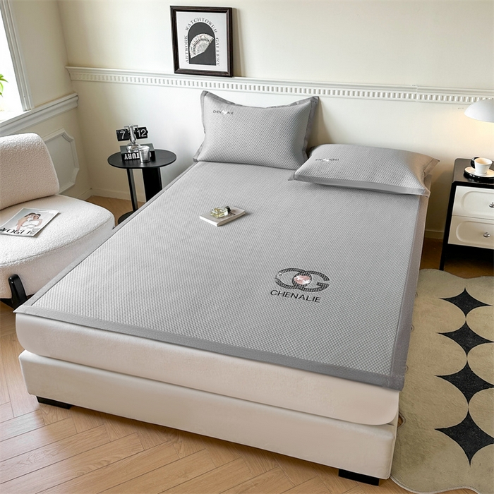 91家纺网 家纺一手货源 找家纺 启程家纺 2025春夏新款冰豆豆凉席刺绣款复合三明治三件套 小香风-灰