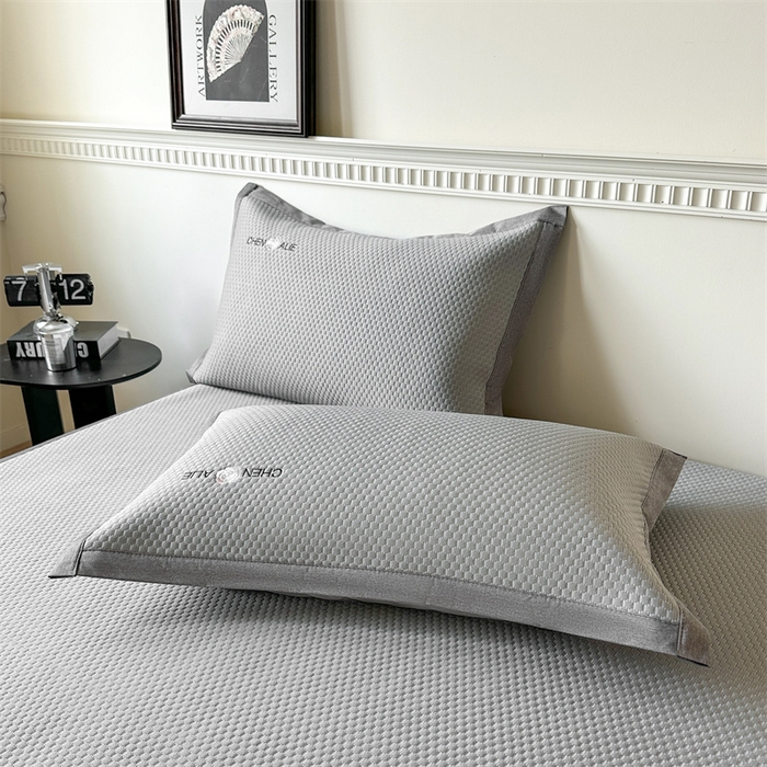 91家纺网 家纺一手货源 找家纺 启程家纺 2025春夏新款冰豆豆凉席刺绣款复合三明治三件套 小香风-灰