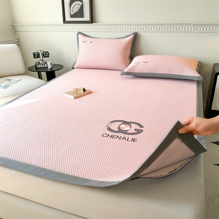 91家纺网 家纺一手货源 找家纺 启程家纺 2025春夏新款冰豆豆凉席刺绣款复合三明治三件套 小香风-粉