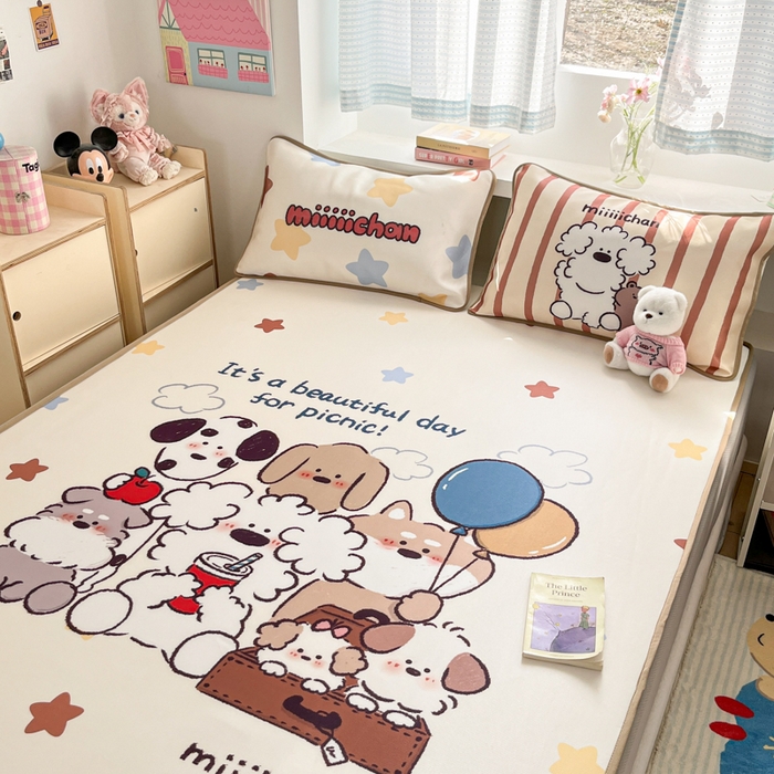 91家纺网 家纺一手货源 找家纺 金爱家  2025新款正版授权miiiiichan可爱卡通大版数码印花A类1200D冰感丝凉感席冰丝三件套平铺床笠系列 星愿小狗