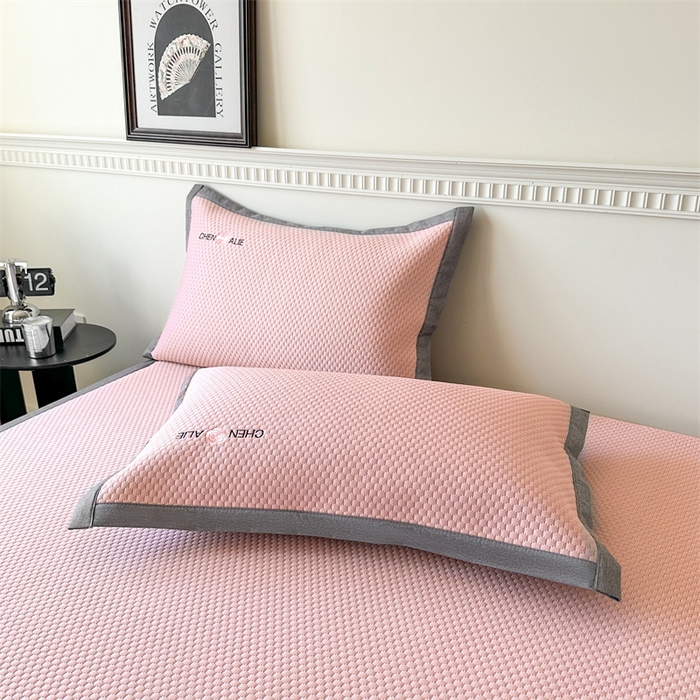 91家纺网 家纺一手货源 找家纺 启程家纺 2025春夏新款冰豆豆凉席刺绣款复合三明治三件套 小香风-粉