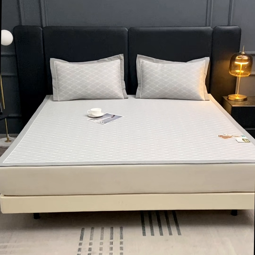 91家纺网 家纺一手货源 找家纺 小牛席业 2025新款轻奢风凉感冰丝席-月亮爱心系列 灰色