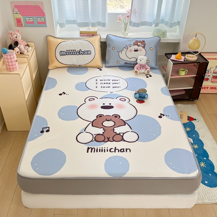 91家纺网 家纺一手货源 找家纺 金爱家  2025新款正版授权miiiiichan可爱卡通大版数码印花A类1200D冰感丝凉感席冰丝三件套平铺床笠系列 蓝色波点熊