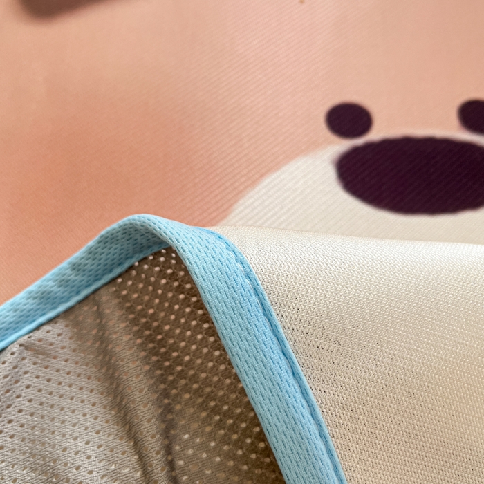 91家纺网 家纺一手货源 找家纺 金爱家  2025新款正版授权miiiiichan可爱卡通大版数码印花A类1200D冰感丝凉感席冰丝三件套平铺床笠系列 花束熊