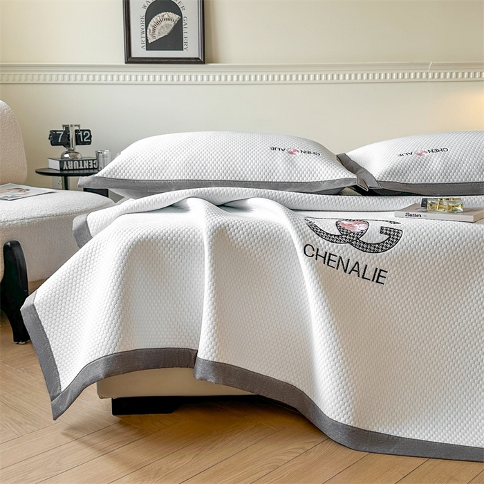 91家纺网 家纺一手货源 找家纺 启程家纺 2025春夏新款冰豆豆凉席刺绣款复合三明治三件套 小香风-白